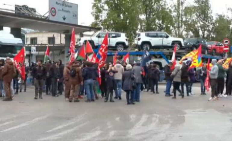 Porto di Salerno, lavoratori in protesta