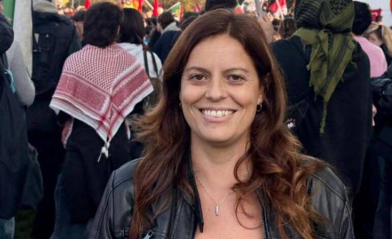 Ilaria Salis in piazza a Milano: “Il terrorismo mediatico non ci ferma”